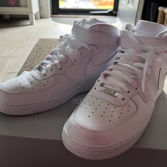 NIKE AIR FORCE 1 MID '07
WHITE MENS SIZE 13. LIKE NEW - Picture 5 of 7